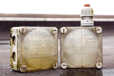 Enclosure without pressure equalisation (left) and using VentGLAND® (right) after two years time
