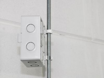 Quick click-installation on the rear with the aid of various mounting materials